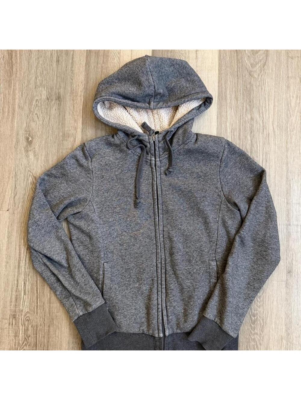 Gray UNIQLO zip up hoodie with fleece lining, size XS #loungewear #cozy
